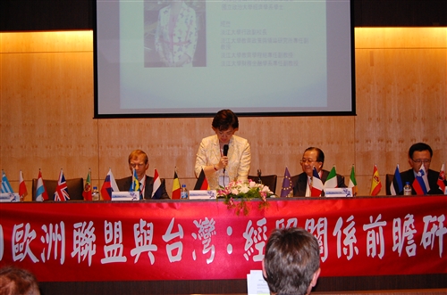 本校歐洲研究所、歐洲聯盟研究中心與臺灣歐洲聯盟中心共同舉辦「2010歐洲聯盟與台灣：經貿關係前瞻研討會」，討論歐盟全球經貿角色、歐元區經濟實力、歐洲金融市場與台歐經貿關係等，讓推動學者教授有實務與理論的交流，提出建言並擴展對歐洲之良好形象。