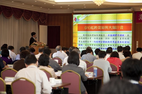 開創淡江新紀元，本校舉行「99學年度教學與行政革新研討會」。