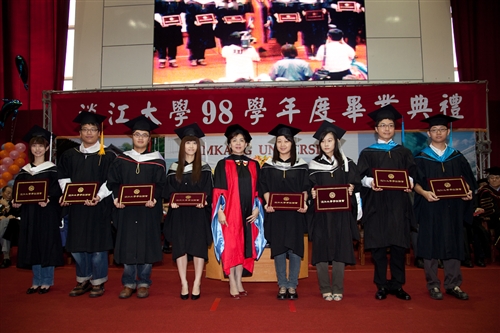 本校98學年度畢業典禮在淡水校園紹謨紀念體育館舉行，校長張家宜以「虎崗風雅林美化雨黌宮甲子春，學成啟航縱橫天下菁莪萬世秋」期勉每一位畢業生，秉持企業最愛的DNA，開創一番「淡江以你為榮」的榮耀。