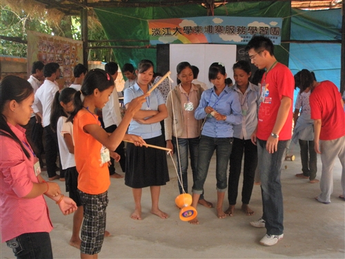 本校師生利用暑假遠赴柬埔寨進行服務學習活動。