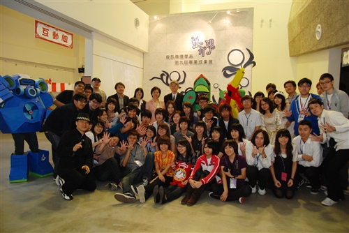 資訊傳播系第9屆畢業成果校內展「媒介現」本週在黑天鵝展示廳舉辦，展出學生四年來融會傳播、藝術與科技的專業知識，並以獨特的創作思維呈現多元的學習成效。