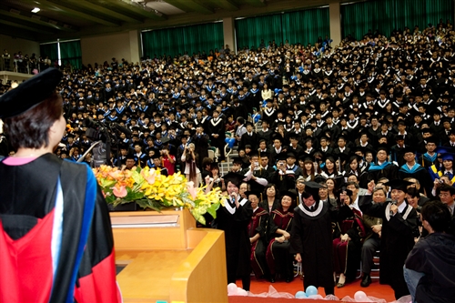 本校98學年度畢業典禮在淡水校園紹謨紀念體育館舉行，校長張家宜以「虎崗風雅林美化雨黌宮甲子春，學成啟航縱橫天下菁莪萬世秋」期勉每一位畢業生，秉持企業最愛的DNA，開創一番「淡江以你為榮」的榮耀。