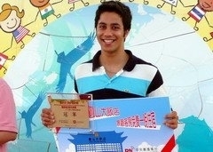 本校中華語文研習班的土耳其學生古艾柏，參加「拯救地球大作戰—2010外籍人士說國台語演講比賽」，以一口流利的國台語雙聲帶，打敗170餘位參賽的外籍人士，勇得冠軍。