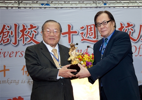 馬總統蒞臨60週年校慶慶祝大會，祝福淡江生日快樂！