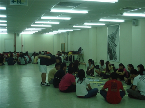 「2010年暑期生活英語營」本週在淡水校園熱鬧展開，4天的活動將協助同學藉著不同文化的學習與自我探索，提升英語能力與國際視野。