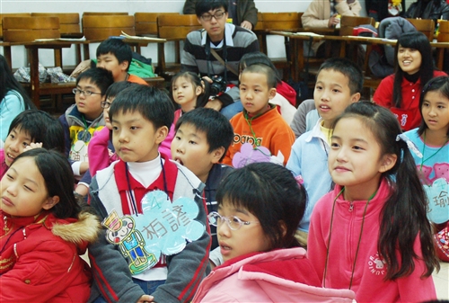 本校親善大使團在淡水校園舉辦「禮儀小兵總動員，探索世界大冒險」成長營，安排的課程包括美姿美儀、國際禮儀與說話的藝術、用餐禮儀、世界萬花筒等，教導參與學童正確的生活禮儀。