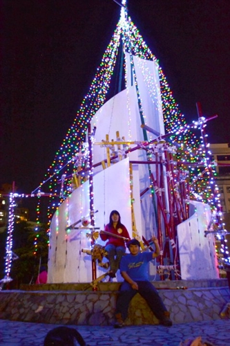 「淡江一甲子，旋轉久久，迎向100 蛋捲點燈」暨「2010白色聖誕化妝舞會」活動熱鬧登場。