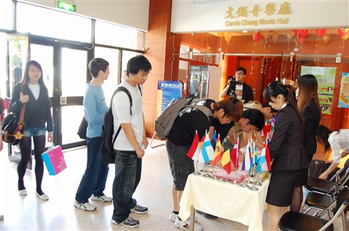 歐洲研究所、覺生紀念圖書館及歐洲聯盟研究中心，自即日起至14日聯合舉辦「第二屆歐盟週」一系列活動，包括學術研討會、歐洲主題書展、電影欣賞及講評等，加深全體教職員生對於歐洲聯盟的認識。