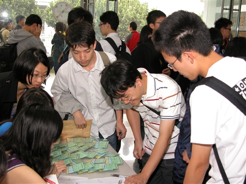 2010第五屆鍾靈化學創意競賽於3月6日在淡水校園鍾靈化學館舉行，生活化與創意設計的主題，吸引了包括建國中學、北一女中、台南一中等546位高中學生參與角逐競賽。