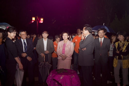 傳燈傳心，宮燈大道團圓喜慶的意象藝術裝置點燈儀式，開啟淡江新的里程碑。