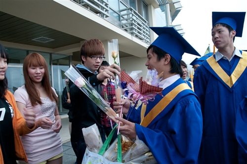 本校蘭陽校園於5日上午舉行第2屆畢業生之畢業典禮，典禮全程以英語進行。畢業生帶著師長及學弟妹的祝福，昂首開展人生新的里程碑。