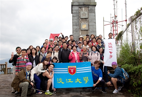 「全校觀音山健行」活動，教職員生體驗山脈之美。