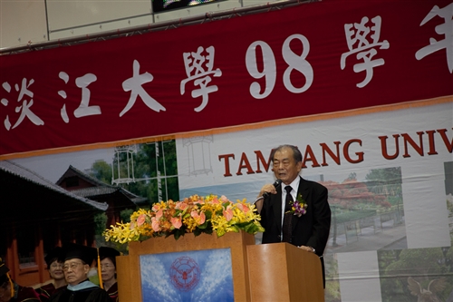 本校98學年度畢業典禮在淡水校園紹謨紀念體育館舉行，校長張家宜以「虎崗風雅林美化雨黌宮甲子春，學成啟航縱橫天下菁莪萬世秋」期勉每一位畢業生，秉持企業最愛的DNA，開創一番「淡江以你為榮」的榮耀。