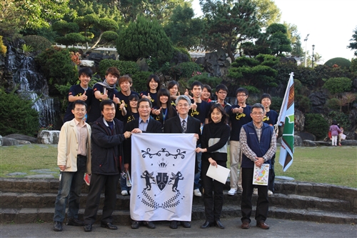 本校舉行「寒假服務隊授旗暨行前講習」，行政副校長高柏園主持授旗，並期勉學生發揮愛心、積極參與活動，把學習的場所擴大到海外服務，奠定日後馳騁職場的基石。