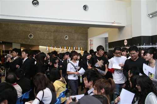 教科系第10屆畢展「十，進位」，本週在淡水校園黑天鵝展示廳展出19組與企業合作製作數位教材之畢業作品，展現同學大學四年來在教學設計、多媒體製作、數位學習與教材開發之專業訓練成果。