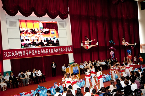 新淡江人登克難坡，本校99學年度新生開學典禮暨入學講習於淡水校園隆重舉行。