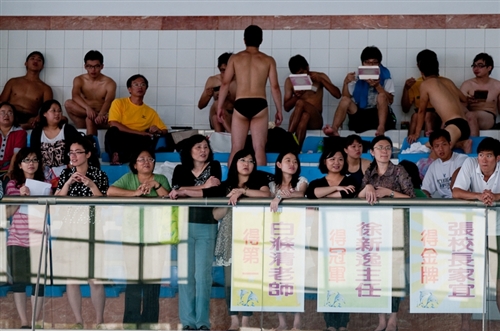 為歡慶淡江一甲子，60週年校慶籌備委員會「體育活動組」舉辦「水上運動會」，揭開一系列體育慶祝活動的序幕，從此讓淡江活力充沛一整年。