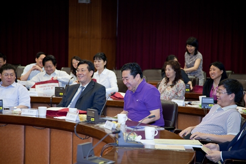 「川台高校校長論壇」四川代表團之四川大學謝和平校長等一行33人蒞校參訪，本校張家宜校長於驚聲國際會議廳主持簡報及座談，針對學術、教育等議題進行交流。