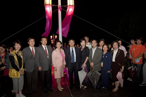 傳燈傳心，宮燈大道團圓喜慶的意象藝術裝置點燈儀式，開啟淡江新的里程碑。