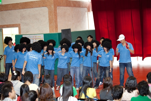 新淡江人登克難坡，本校99學年度新生開學典禮暨入學講習於淡水校園隆重舉行。