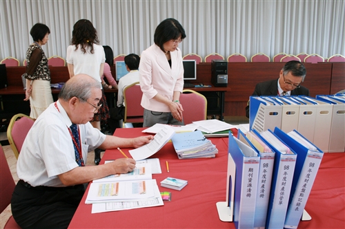 教育部訪視委員蒞校進行98年度獎勵私立大學校院校務發展計畫經費訪視活動，張校長針對本校健全的會計管理制度，以及獎補助經費之有效運用，進行了簡報與說明。