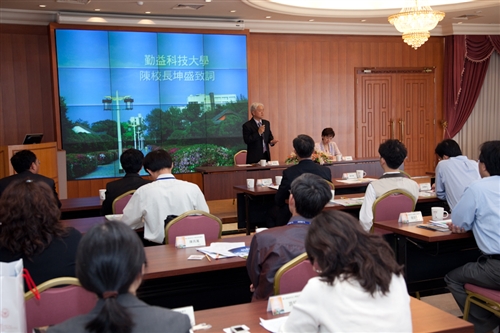 國立勤益科技大學一行18人蒞臨本校進行校務參訪與交流。張校長家宜和與會人員分享大學的全面品質管理，並說明本校推行TQM之歷程及成果。