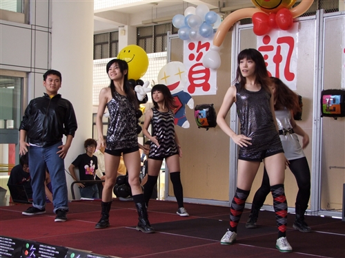 由資訊工程學系舉辦的「2010資訊週」，7日至10日登場，邀請高科技業者演講、參展並辦理學生生涯規劃講座，讓與會者了解系所多面向培養學生基本專業能力與就業力的策略。