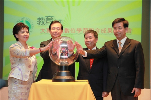 校長獲邀教育部「大專校院數位學習聯合成果發表會」啟動儀式貴賓。