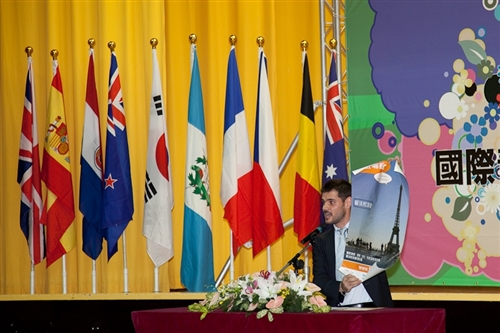 「99學年度淡江大學學生出國留學暨國際青年大使交流團授旗典禮」，於淡水校園學生活動中心舉行，460餘名學生們將帶著師長們滿滿的祝福，起航出海到實體環境，學習多元文化與語言及累積生命能量。