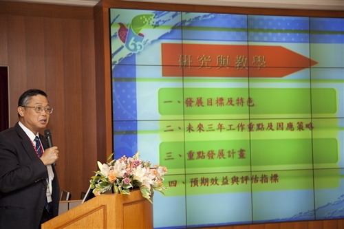 開創淡江新紀元，本校舉行「99學年度教學與行政革新研討會」。