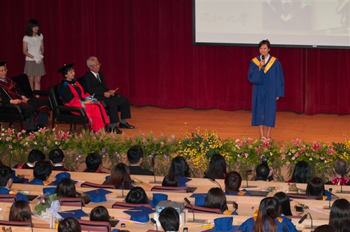 本校蘭陽校園於5日上午舉行第2屆畢業生之畢業典禮，典禮全程以英語進行。畢業生帶著師長及學弟妹的祝福，昂首開展人生新的里程碑。