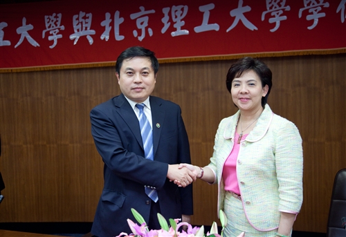 本校與北京理工大學簽定兩校學術交流協議暨學生交流協議書。
