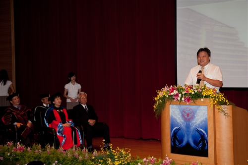 本校蘭陽校園於5日上午舉行第2屆畢業生之畢業典禮，典禮全程以英語進行。畢業生帶著師長及學弟妹的祝福，昂首開展人生新的里程碑。