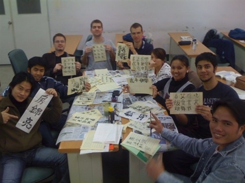 本校中華語文研習班的土耳其學生古艾柏，參加「拯救地球大作戰—2010外籍人士說國台語演講比賽」，以一口流利的國台語雙聲帶，打敗170餘位參賽的外籍人士，勇得冠軍。