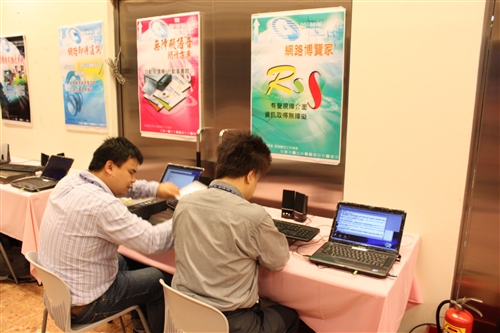 盲生資源中心與電信業者舉辦「無障EYE資訊圓夢成果展」，分享視障者如何透過未盲的心，「看」見世界最美麗的風景、打出e片天及開啟e生路。