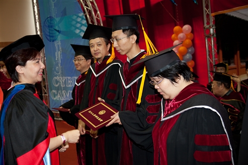 本校98學年度畢業典禮在淡水校園紹謨紀念體育館舉行，校長張家宜以「虎崗風雅林美化雨黌宮甲子春，學成啟航縱橫天下菁莪萬世秋」期勉每一位畢業生，秉持企業最愛的DNA，開創一番「淡江以你為榮」的榮耀。