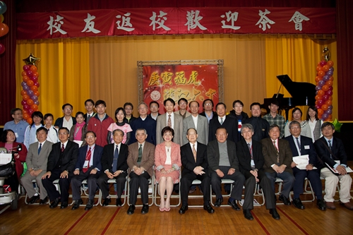 「春之饗宴」：時序入春、奼紫焉紅的杜鵑妝點滿校園之際，校友們齊聚五虎崗，與創辦人張建邦及校長張家宜同歡，提早為本校建校一甲子暖壽。