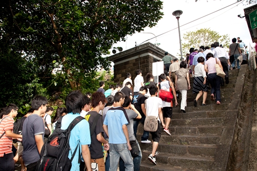 新淡江人登克難坡，本校99學年度新生開學典禮暨入學講習於淡水校園隆重舉行。