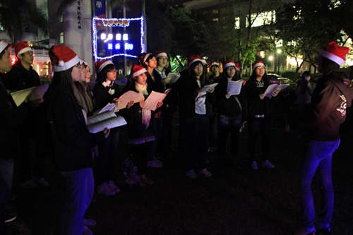 「淡江一甲子，旋轉久久，迎向100 蛋捲點燈」暨「2010白色聖誕化妝舞會」活動熱鬧登場。