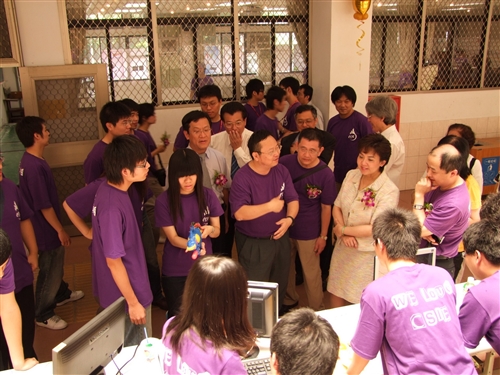 由資訊工程學系舉辦的「2010資訊週」，7日至10日登場，邀請高科技業者演講、參展並辦理學生生涯規劃講座，讓與會者了解系所多面向培養學生基本專業能力與就業力的策略。