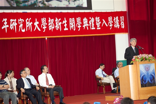 新淡江人登克難坡，本校99學年度新生開學典禮暨入學講習於淡水校園隆重舉行。