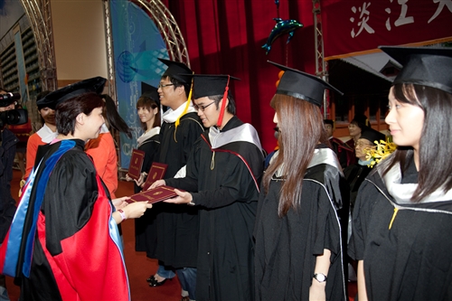 本校98學年度畢業典禮在淡水校園紹謨紀念體育館舉行，校長張家宜以「虎崗風雅林美化雨黌宮甲子春，學成啟航縱橫天下菁莪萬世秋」期勉每一位畢業生，秉持企業最愛的DNA，開創一番「淡江以你為榮」的榮耀。