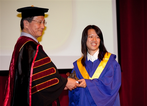 本校蘭陽校園於5日上午舉行第2屆畢業生之畢業典禮，典禮全程以英語進行。畢業生帶著師長及學弟妹的祝福，昂首開展人生新的里程碑。