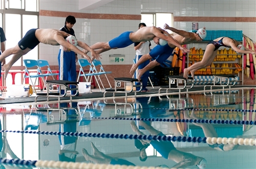 為歡慶淡江一甲子，60週年校慶籌備委員會「體育活動組」舉辦「水上運動會」，揭開一系列體育慶祝活動的序幕，從此讓淡江活力充沛一整年。