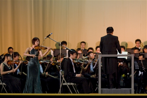 慶祝本校60週年校慶，大陸浙江大學文琴交響樂團一行65人蒞校參訪，並與本校音樂性社團共同攜手演出「浙大與淡大五虎崗音樂友誼之夜」。