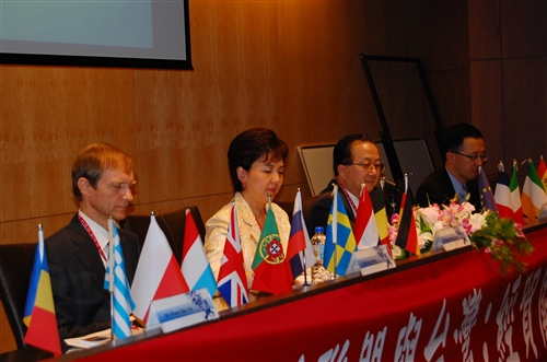 本校歐洲研究所、歐洲聯盟研究中心與臺灣歐洲聯盟中心共同舉辦「2010歐洲聯盟與台灣：經貿關係前瞻研討會」，討論歐盟全球經貿角色、歐元區經濟實力、歐洲金融市場與台歐經貿關係等，讓推動學者教授有實務與理論的交流，提出建言並擴展對歐洲之良好形象。