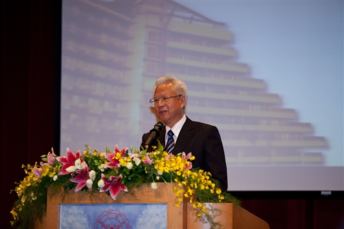 本校蘭陽校園於5日上午舉行第2屆畢業生之畢業典禮，典禮全程以英語進行。畢業生帶著師長及學弟妹的祝福，昂首開展人生新的里程碑。