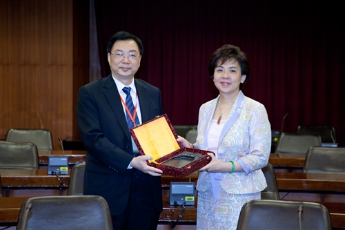 大陸廣州大學易佐永黨委書記等一行12人蒞校參訪，本校張家宜校長於驚聲國際會議廳主持簡報及座談，兩校針對進一步學術合作交流事宜進行熱烈的討論。