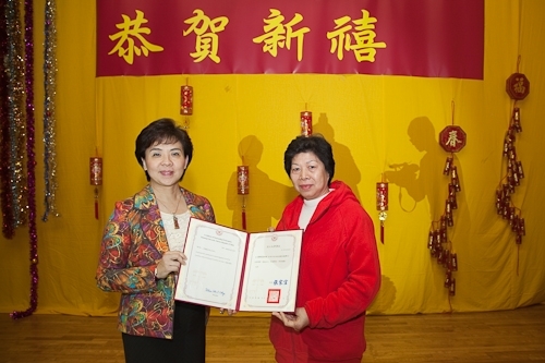 本校98年度歲末聯歡會在淡水校園學生活動中心熱鬧登場，豐富的摸彩品及多元具有特色的民俗技藝、箏胡、舞蹈、歌唱等表演，讓全校教職員工及退休人員High到最高點。