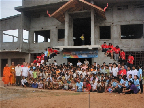 本校師生利用暑假遠赴柬埔寨進行服務學習活動。